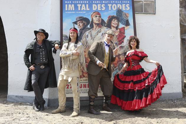 ABB KARLMAY- Florian Fitz Bergwerksbesitzer Roulin Alexander Klaws Winnetou Isabel Varell in der Rolle der Senorita Miranda Heinrich Schafmeister als Sir John Raffley die Schauspieler in Maske und Kostuem am Freitag 19.06.2026 bei der Generalprobe zum Stueck Im Tal des Todes bei den Karl-May-Spielen 2026 im Indian Village am Kalkberg Die Premiere findet am 27. Juni in der Freilichtbuehne am Kalkberg in Bad Segeberg statt Schleswig-Holstein Deutschland