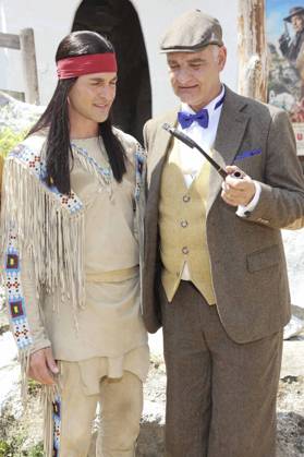 ABB KARLMAY- Alexander Klaws Winnetou Heinrich Schafmeister als Sir John Raffley die Schauspieler in Maske und Kostuem am Freitag 19.06.2026 bei der Generalprobe zum Stueck Im Tal des Todes bei den Karl-May-Spielen 2026 im Indian Village am Kalkberg Die Premiere findet am 27. Juni in der Freilichtbuehne am Kalkberg in Bad Segeberg statt Schleswig-Holstein Deutschland