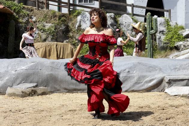 ABB KARLMAY- Isabel Varell in der Rolle der Senorita tanzen Schauspielerin in Maske und Kostuem am Freitag 19.06.2026 bei der Generalprobe zum Stueck Im Tal des Todes bei den Karl-May-Spielen 2026 im Indian Village am Kalkberg Die Premiere findet am 27. Juni in der Freilichtbuehne am Kalkberg in Bad Segeberg statt Schleswig-Holstein Deutschland