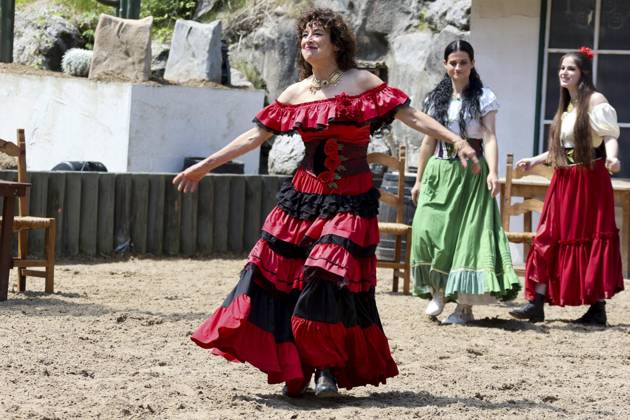 ABB KARLMAY- Isabel Varell in der Rolle der Senorita tanzen Schauspielerin in Maske und Kostuem am Freitag 19.06.2026 bei der Generalprobe zum Stueck Im Tal des Todes bei den Karl-May-Spielen 2026 im Indian Village am Kalkberg Die Premiere findet am 27. Juni in der Freilichtbuehne am Kalkberg in Bad Segeberg statt Schleswig-Holstein Deutschland