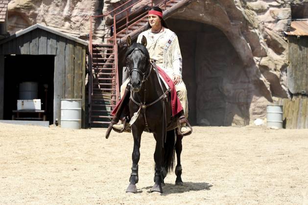 ABB KARLMAY- Alexander Klaws Winnetou Reiten Schauspieler in Maske und Kostuem am Freitag 19.06.2026 bei der Generalprobe zum Stueck Im Tal des Todes bei den Karl-May-Spielen 2026 im Indian Village am Kalkberg Die Premiere findet am 27. Juni in der Freilichtbuehne am Kalkberg in Bad Segeberg statt Schleswig-Holstein Deutschland