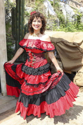 ABB KARLMAY- Isabel Varell in der Rolle der Senorita tanzen Schauspielerin in Maske und Kostuem am Freitag 19.06.2026 bei der Generalprobe zum Stueck Im Tal des Todes bei den Karl-May-Spielen 2026 im Indian Village am Kalkberg Die Premiere findet am 27. Juni in der Freilichtbuehne am Kalkberg in Bad Segeberg statt Schleswig-Holstein Deutschland