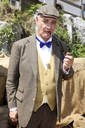 ABB KARLMAY- Heinrich Schafmeister als Sir John Raffley die Schauspieler in Maske und Kostuem am Freitag 19.06.2026 bei der Generalprobe zum Stueck Im Tal des Todes bei den Karl-May-Spielen 2026 im Indian Village am Kalkberg Die Premiere findet am 27. Juni in der Freilichtbuehne am Kalkberg in Bad Segeberg statt Schleswig-Holstein Deutschland