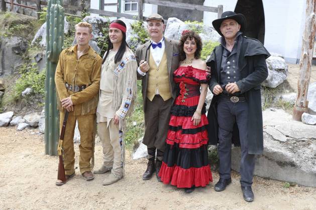 ABB KARLMAY- Bastian Semm Ols Hatterhand Alexander Klaws Winnetou Isabel Varell in der Rolle der Senorita Miranda Florian Fitz als Bergwerksbesitzer Roulin sowie sowie Heinrich Schafmeister als Sir John Raffley die Schauspieler in Maske und Kostuem am Freitag 19.06.2026 bei der Generalprobe zum Stueck Im Tal des Todes bei den Karl-May-Spielen 2026 im Indian Village am Kalkberg Die Premiere findet am 27. Juni in der Freilichtbuehne am Kalkberg in Bad Segeberg statt Schleswig-Holstein Deutschland