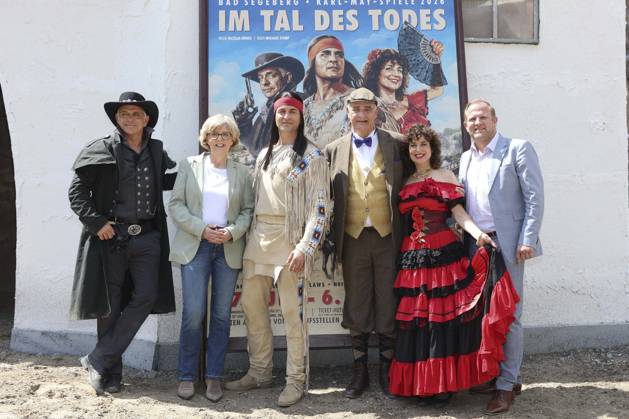 ABB KARLMAY- Bastian Semm, Ute Thienel, Alexander Klaws, Heinrich Schafmeister, Isabel Varell, Florian Fitz, Toni Koeppen, die Schauspieler in Maske und Kostuem am Freitag 19.06.2026 bei der Generalprobe zum Stueck Im Tal des Todes bei den Karl-May-Spielen 2026 im Indian Village am Kalkberg Die Premiere findet am 27. Juni in der Freilichtbuehne am Kalkberg in Bad Segeberg statt Schleswig-Holstein Deutschland