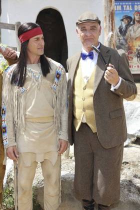 ABB KARLMAY- Alexander Klaws Winnetou Heinrich Schafmeister als Sir John Raffley die Schauspieler in Maske und Kostuem am Freitag 19.06.2026 bei der Generalprobe zum Stueck Im Tal des Todes bei den Karl-May-Spielen 2026 im Indian Village am Kalkberg Die Premiere findet am 27. Juni in der Freilichtbuehne am Kalkberg in Bad Segeberg statt Schleswig-Holstein Deutschland