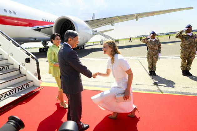 State Visit Of The Emperor And The Empress Of Japan To Belgium MELSBROEK, BELGIUM - JUNE 20: Princess Elisabeth pictured welcoming emperor Naruhito and the empress Masako Owada of Japan at their descent of the airplane on June 20, 2026 in Melsbroek, Belgium, 20 06 2026 Melsbroek Belgium  Copyright: xPhilipxReynaersx