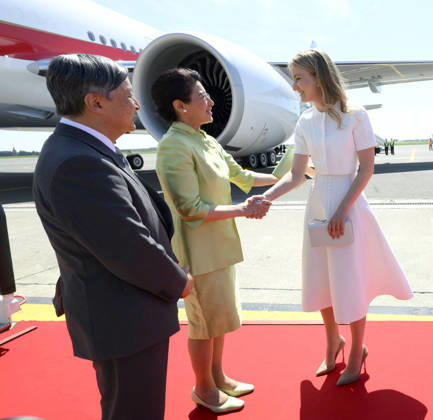 Crown Princess Elisabeth Welcomes Japanese Emperor and Empress - Brussels Emperor Naruhito of Japan and his wife, Empress Masako are welcomed by Princess Elisabeth of Belgium upon their arrival at Melsbroek airport in Brussels, Belgium, 20 June 2026. The Japanese imperial majesties are on a state visit to Belgium. This year, Belgium and Japan celebrate 160 years of diplomatic relations. This state visit is therefore the opportunity to confirm the close ties between the two countries, which are also reflected in the special bond between the Belgian royal family and the Japanese imperial family Photo by Pool ABACAPRESS.COM Brussels Belgium  Copyright: xABACAx