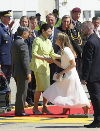 Crown Princess Elisabeth Welcomes Japanese Emperor and Empress - Brussels Emperor Naruhito of Japan and his wife, Empress Masako are welcomed by Princess Elisabeth of Belgium upon their arrival at Melsbroek airport in Brussels, Belgium, 20 June 2026. The Japanese imperial majesties are on a state visit to Belgium. This year, Belgium and Japan celebrate 160 years of diplomatic relations. This state visit is therefore the opportunity to confirm the close ties between the two countries, which are also reflected in the special bond between the Belgian royal family and the Japanese imperial family Photo by Pool ABACAPRESS.COM Brussels Belgium  Copyright: xABACAx
