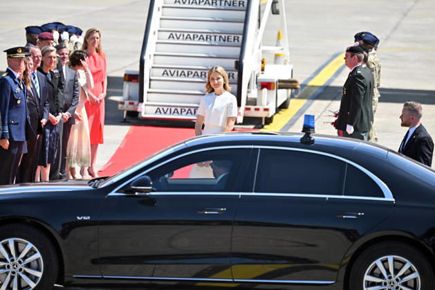 Japanese Emperor Naruhito and Empress Masako visit Belgium BRUSSELS, BELGIUM - JUNE 20: Japanese Emperor Naruhito and Empress Masako are welcomed by Princess Elisabeth of Belgium and officials upon their arrival at Melsbroek Military Airport in Brussels, Belgium, on June 20, 2026, during a state visit marking the 160th anniversary of diplomatic relations between Japan and Belgium.ni Brüksel Melsbroek askeri havalimaninda Belçika Prensesi Elisabeth karsiladi. Dursun Aydemir Anadolu Brussels Belgium. Editorial use only. Please get in touch for any other usage.  Copyright: x2026xAnadoluxDursunxAydemirx
