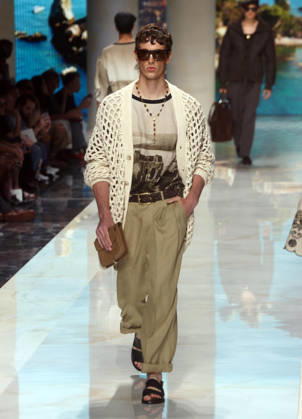 June 20, 2026, Milan, Italy: A model presents a creation by Italian fashion label Dolce&Gabbana during the Spring Summer 2027 Men™s Collection show at Milan Fashion Week in Milan, Italy, 20 June 2026. ANSA MATTEO BAZZI Milan Italy  - ZUMAa110 20260620_zaf_a110_007 Copyright: xMatteoxBazzix