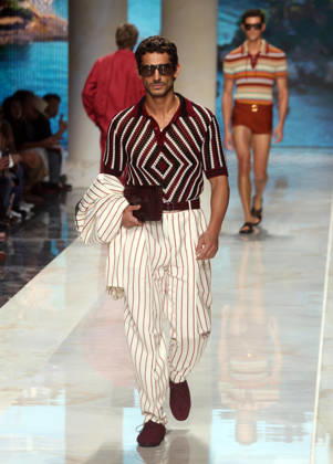 June 20, 2026, Milan, Italy: A model presents a creation by Italian fashion label Dolce&Gabbana during the Spring Summer 2027 Men™s Collection show at Milan Fashion Week in Milan, Italy, 20 June 2026. ANSA MATTEO BAZZI Milan Italy  - ZUMAa110 20260620_zaf_a110_008 Copyright: xMatteoxBazzix