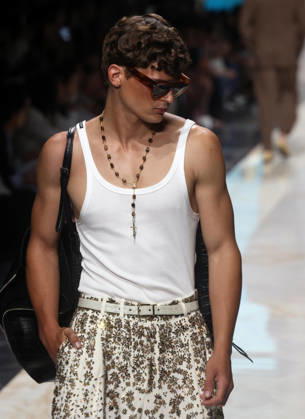 June 20, 2026, Milan, Italy: A model presents a creation by Italian fashion label Dolce&Gabbana during the Spring Summer 2027 Men™s Collection show at Milan Fashion Week in Milan, Italy, 20 June 2026. ANSA MATTEO BAZZI Milan Italy  - ZUMAa110 20260620_zaf_a110_010 Copyright: xMatteoxBazzix