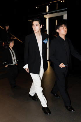 News - Dolce&Gabbana Spring 2027 Men s Collections Show - Celebrities MILAN, ITALY - JUNE 20, 2026: Soobin of Tomorrow X Together and a guest leave the Dolce&amp;Gabbana Men s Spring Summer 2027 collection runway show during the Milan Fashion Week Menswear in Milan, Italy. Photo: Cinzia Camela. Milan Metropol Italy Copyright: xCinziaxCamelax xLiveMediax LPN_2529192
