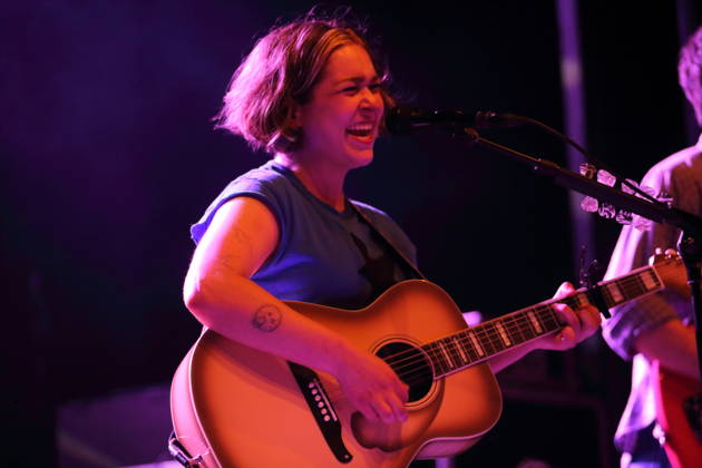 Lindsey Jordan alias Snail Mail bei einem Konzert im Columbia Theater in Berlin, 20. Juni 2026. Snail Mail Konzert Berlin