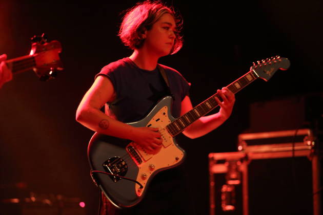 Lindsey Jordan alias Snail Mail bei einem Konzert im Columbia Theater in Berlin, 20. Juni 2026. Snail Mail Konzert Berlin