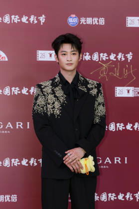 SHANGHAI, CHINA - JUNE 20: Actor Shi Pengyuan arrives at the red carpet of the closing ceremony for the 28th Shanghai International Film Festival on June 20, 2026 in Shanghai, China.  Copyright: xVCGx 111649386721