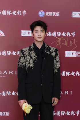 SHANGHAI, CHINA - JUNE 20: Actor Shi Pengyuan arrives at the red carpet of the closing ceremony for the 28th Shanghai International Film Festival on June 20, 2026 in Shanghai, China.  Copyright: xVCGx 111649386727