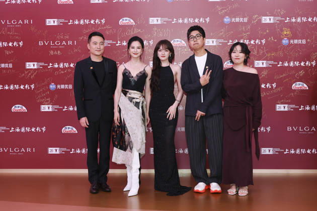 SHANGHAI, CHINA - JUNE 20: Director Liu Xiaoyang, screenwriter Zhang Xiaoying, actress Vicky Chen (aka Wen Qi), actress Ni Hongjie and actor Yu Entai arrive at the red carpet of the closing ceremony for the 28th Shanghai International Film Festival on June 20, 2026 in Shanghai, China.  Copyright: xVCGx 111649393086