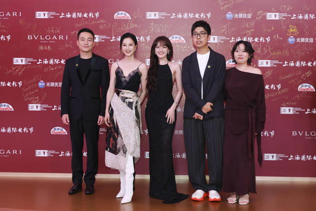 SHANGHAI, CHINA - JUNE 20: Director Liu Xiaoyang, screenwriter Zhang Xiaoying, actress Vicky Chen (aka Wen Qi), actress Ni Hongjie and actor Yu Entai arrive at the red carpet of the closing ceremony for the 28th Shanghai International Film Festival on June 20, 2026 in Shanghai, China.  Copyright: xVCGx 111649393087
