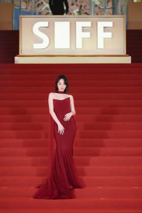 SHANGHAI, CHINA - JUNE 20: Actress Jiang Mengjie arrives at the red carpet of the closing ceremony for the 28th Shanghai International Film Festival on June 20, 2026 in Shanghai, China.  Copyright: xVCGx 111649391092
