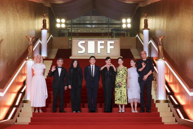 SHANGHAI, CHINA - JUNE 20: Jury members actor Tony Leung Chiu-wai and his wife Carina Lau Kar-ling, producer Dora Bouchoucha Fourati, director Guan Hu, director Aktan Abdykalykov, director-screenwriter Dea Kulumbegashvili, screenwriter Fernanda Valadez and actress Xin Zhilei arrive at the red carpet of the closing ceremony for the 28th Shanghai International Film Festival on June 20, 2026 in Shanghai, China.  Copyright: xVCGx 111649394400