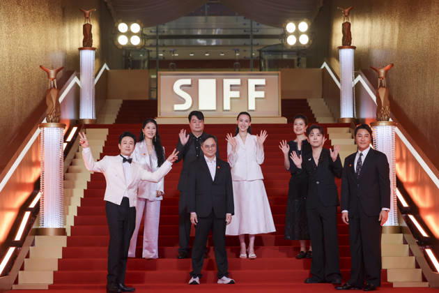 SHANGHAI, CHINA - JUNE 20: Actor Zhang Songwen and actress Isabella Leong arrive at the red carpet of the closing ceremony for the 28th Shanghai International Film Festival on June 20, 2026 in Shanghai, China.  Copyright: xVCGx 111649394383