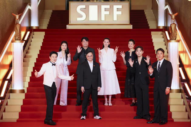 SHANGHAI, CHINA - JUNE 20: Actor Zhang Songwen and actress Isabella Leong arrive at the red carpet of the closing ceremony for the 28th Shanghai International Film Festival on June 20, 2026 in Shanghai, China.  Copyright: xVCGx 111649394336
