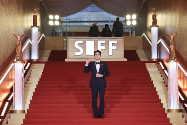 SHANGHAI, CHINA - JUNE 20: Actor Yosh Yu Shi arrives at the red carpet of the closing ceremony for the 28th Shanghai International Film Festival on June 20, 2026 in Shanghai, China.  Copyright: xVCGx 111649394351