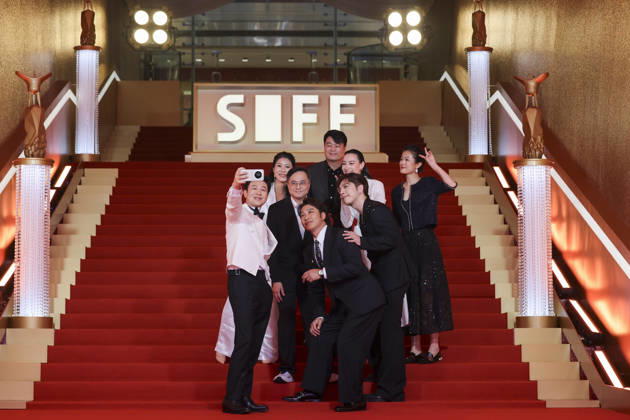 SHANGHAI, CHINA - JUNE 20: Actor Zhang Songwen and actress Isabella Leong arrive at the red carpet of the closing ceremony for the 28th Shanghai International Film Festival on June 20, 2026 in Shanghai, China.  Copyright: xVCGx 111649394378
