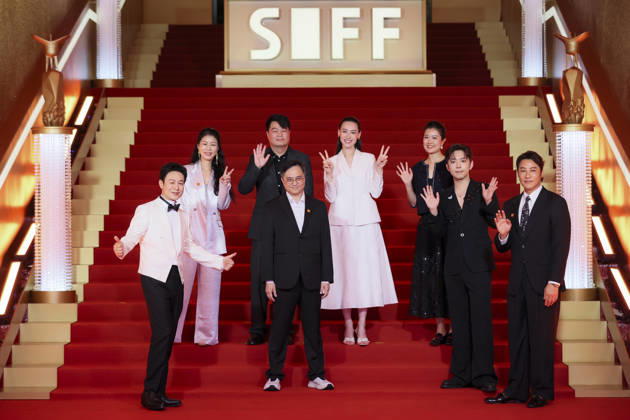 SHANGHAI, CHINA - JUNE 20: Actor Zhang Songwen and actress Isabella Leong arrive at the red carpet of the closing ceremony for the 28th Shanghai International Film Festival on June 20, 2026 in Shanghai, China.  Copyright: xVCGx 111649394335
