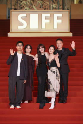 SHANGHAI, CHINA - JUNE 20: Director Liu Xiaoyang, screenwriter Zhang Xiaoying, actress Vicky Chen (aka Wen Qi), actress Ni Hongjie and actor Yu Entai arrive at the red carpet of the closing ceremony for the 28th Shanghai International Film Festival on June 20, 2026 in Shanghai, China.  Copyright: xVCGx 111649394325