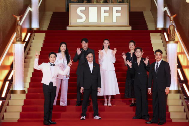 SHANGHAI, CHINA - JUNE 20: Actor Zhang Songwen and actress Isabella Leong arrive at the red carpet of the closing ceremony for the 28th Shanghai International Film Festival on June 20, 2026 in Shanghai, China.  Copyright: xVCGx 111649394334