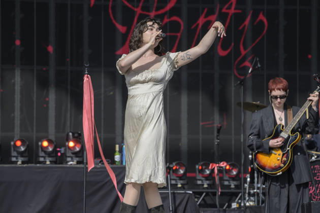 Musical Festival in Glasgow, UK - 20 Jun 2026 Abigail Morris and Lizzie Mayland of The Last Dinner Party perform live on stage at Glasgow Green. Glasgow United Kingdom Copyright: xStuartxWestwoodx xSOPAxImagesx SWESTWOOD58