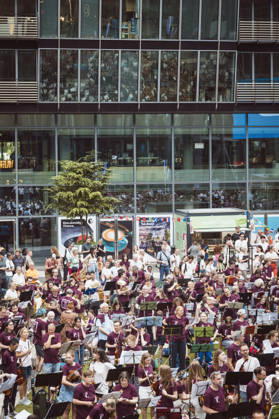 Symphonic Mob, Flashmob im Sony Center, Berlin, 20.06.2026 Symphonic Mob des Deutschen Symphonie-Orchester (DSO) unter der Leitung seines künftigen Chefdirigenten Kazuki Yamada am 20.06.2026. Profis und Hobbymusiker spielen gemeinsam Werke von Brahms, Mozart, Haydn und Bizet im ehemaligen Berliner Sony Center am Potsdamer Platz. Berlin Sony Center Berlin Deutschland Copyright: xGüntherxDornx