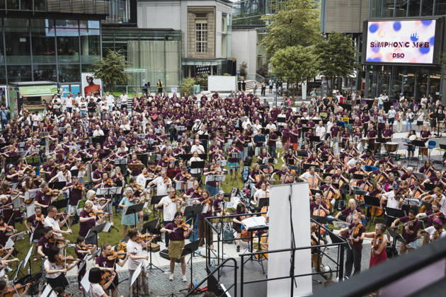 Symphonic Mob, Flashmob im Sony Center, Berlin, 20.06.2026 Symphonic Mob des Deutschen Symphonie-Orchester (DSO) unter der Leitung seines künftigen Chefdirigenten Kazuki Yamada am 20.06.2026. Profis und Hobbymusiker spielen gemeinsam Werke von Brahms, Mozart, Haydn und Bizet im ehemaligen Berliner Sony Center am Potsdamer Platz. Berlin Sony Center Berlin Deutschland Copyright: xGüntherxDornx
