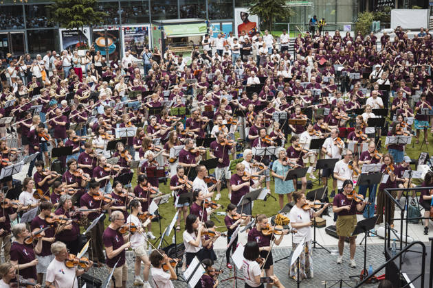Symphonic Mob, Flashmob im Sony Center, Berlin, 20.06.2026 Symphonic Mob des Deutschen Symphonie-Orchester (DSO) unter der Leitung seines künftigen Chefdirigenten Kazuki Yamada am 20.06.2026. Profis und Hobbymusiker spielen gemeinsam Werke von Brahms, Mozart, Haydn und Bizet im ehemaligen Berliner Sony Center am Potsdamer Platz. Berlin Sony Center Berlin Deutschland Copyright: xGüntherxDornx