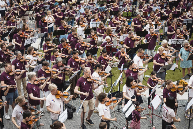 Symphonic Mob, Flashmob im Sony Center, Berlin, 20.06.2026 Symphonic Mob des Deutschen Symphonie-Orchester (DSO) unter der Leitung seines künftigen Chefdirigenten Kazuki Yamada am 20.06.2026. Profis und Hobbymusiker spielen gemeinsam Werke von Brahms, Mozart, Haydn und Bizet im ehemaligen Berliner Sony Center am Potsdamer Platz. Berlin Sony Center Berlin Deutschland Copyright: xGüntherxDornx