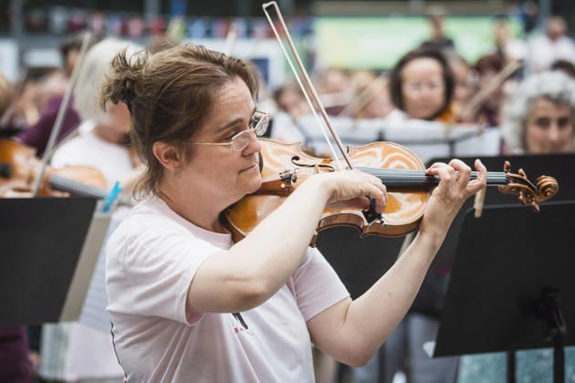 Symphonic Mob, Flashmob im Sony Center, Berlin, 20.06.2026 Symphonic Mob des Deutschen Symphonie-Orchester (DSO) unter der Leitung seines künftigen Chefdirigenten Kazuki Yamada am 20.06.2026. Profis und Hobbymusiker spielen gemeinsam Werke von Brahms, Mozart, Haydn und Bizet im ehemaligen Berliner Sony Center am Potsdamer Platz. Berlin Sony Center Berlin Deutschland Copyright: xGüntherxDornx
