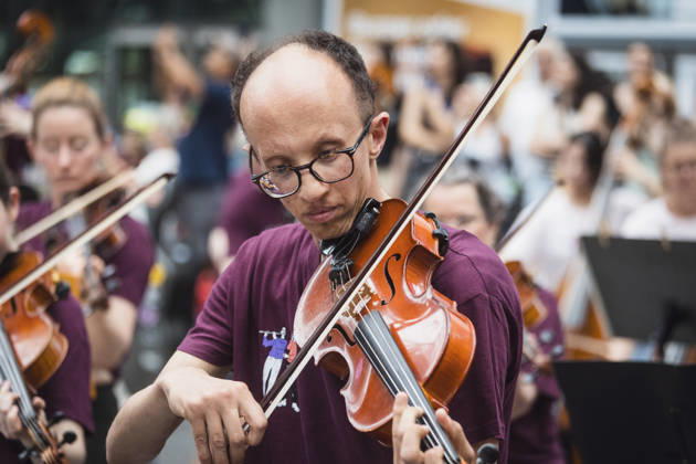 Symphonic Mob, Flashmob im Sony Center, Berlin, 20.06.2026 Symphonic Mob des Deutschen Symphonie-Orchester (DSO) unter der Leitung seines künftigen Chefdirigenten Kazuki Yamada am 20.06.2026. Profis und Hobbymusiker spielen gemeinsam Werke von Brahms, Mozart, Haydn und Bizet im ehemaligen Berliner Sony Center am Potsdamer Platz. Berlin Sony Center Berlin Deutschland Copyright: xGüntherxDornx
