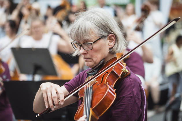 Symphonic Mob, Flashmob im Sony Center, Berlin, 20.06.2026 Symphonic Mob des Deutschen Symphonie-Orchester (DSO) unter der Leitung seines künftigen Chefdirigenten Kazuki Yamada am 20.06.2026. Profis und Hobbymusiker spielen gemeinsam Werke von Brahms, Mozart, Haydn und Bizet im ehemaligen Berliner Sony Center am Potsdamer Platz. Berlin Sony Center Berlin Deutschland Copyright: xGüntherxDornx