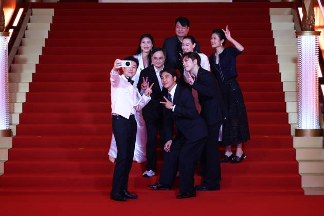 SHANGHAI, CHINA - JUNE 20: Actor Zhang Songwen and actress Isabella Leong arrive at the red carpet of the closing ceremony for the 28th Shanghai International Film Festival on June 20, 2026 in Shanghai, China.  Copyright: xVCGx 111649518325