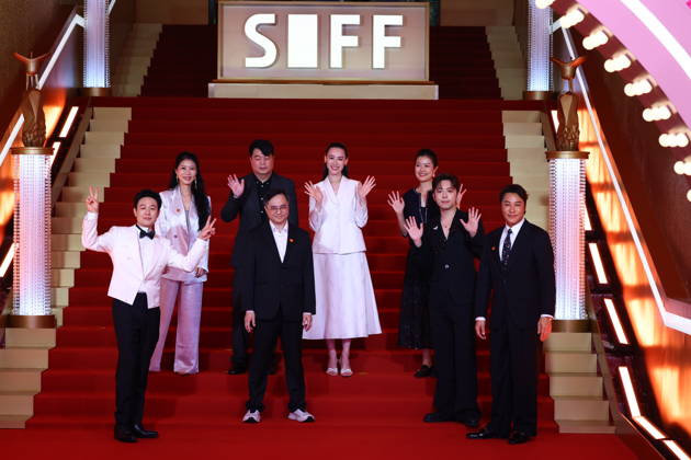 SHANGHAI, CHINA - JUNE 20: Actor Zhang Songwen and actress Isabella Leong arrive at the red carpet of the closing ceremony for the 28th Shanghai International Film Festival on June 20, 2026 in Shanghai, China.  Copyright: xVCGx 111649518330