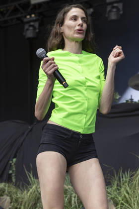 Bar Italia perform at Halifax Piece Hall Nina Cristante of Bar Italia performs at Piece Hall, Halifax, England, 20th June 2026, Credit:Mike Gray MIKE GRAY - B4227 Avalon  Copyright: xMikexGrayx xMIKExGRAYx-xB4227x xAvalonx 1111529114