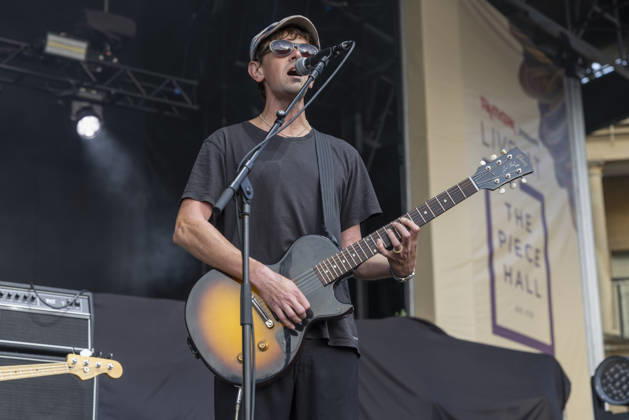 Bar Italia perform at Halifax Piece Hall Sam Fenton of Bar Italia performs at Piece Hall, Halifax, England, 20th June 2026, Credit:Mike Gray MIKE GRAY - B4227 Avalon  Copyright: xMikexGrayx xMIKExGRAYx-xB4227x xAvalonx 1111529215
