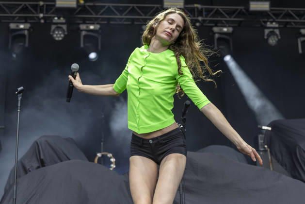 Bar Italia perform at Halifax Piece Hall Nina Cristante of Bar Italia performs at Piece Hall, Halifax, England, 20th June 2026, Credit:Mike Gray MIKE GRAY - B4227 Avalon  Copyright: xMikexGrayx xMIKExGRAYx-xB4227x xAvalonx 1111529265
