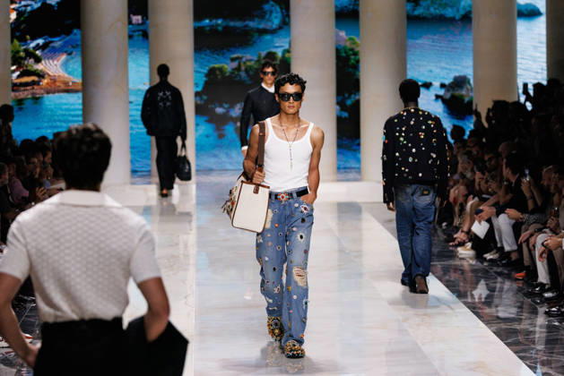 News - Dolce&Gabbana - Runway - Milan Fashion Week - Menswear Spring Summer 2027 MILAN, ITALY - JUNE 20, 2026: Models walk the runway during the Dolce&amp;Gabbana Men s Spring Summer 2027 collection fashion show as part of Milan Fashion Week Menswear in Milan, Italy. Photo: Cinzia Camela. Milan Metropol Italy Copyright: xCinziaxCamelax xLiveMediax LPN_2529291