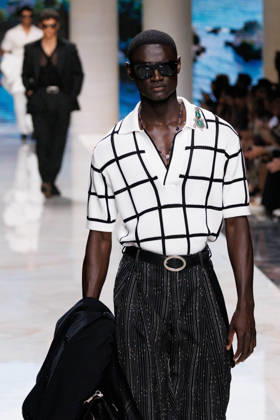 News - Dolce&Gabbana - Runway - Milan Fashion Week - Menswear Spring Summer 2027 MILAN, ITALY - JUNE 20, 2026: Models walk the runway during the Dolce&amp;Gabbana Men s Spring Summer 2027 collection fashion show as part of Milan Fashion Week Menswear in Milan, Italy. Photo: Cinzia Camela. Milan Metropol Italy Copyright: xCinziaxCamelax xLiveMediax LPN_2529293