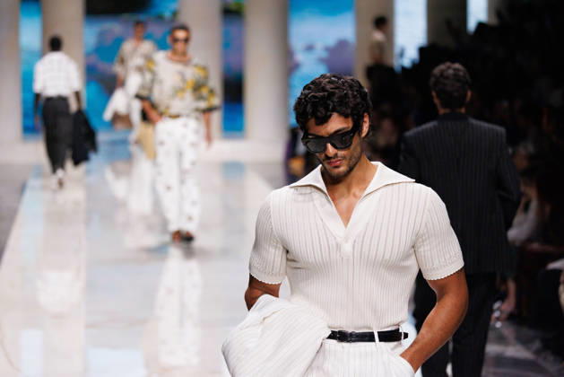 News - Dolce&Gabbana - Runway - Milan Fashion Week - Menswear Spring Summer 2027 MILAN, ITALY - JUNE 20, 2026: A model walks the runway during the Dolce&amp;Gabbana Men s Spring Summer 2027 collection fashion show as part of Milan Fashion Week Menswear in Milan, Italy. Photo: Cinzia Camela. Milan Metropol Italy Copyright: xCinziaxCamelax xLiveMediax LPN_2529308