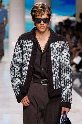 News - Dolce&Gabbana - Runway - Milan Fashion Week - Menswear Spring Summer 2027 MILAN, ITALY - JUNE 20, 2026: A model walks the runway during the Dolce&amp;Gabbana Men s Spring Summer 2027 collection fashion show as part of Milan Fashion Week Menswear in Milan, Italy. Photo: Cinzia Camela. Milan Metropol Italy Copyright: xCinziaxCamelax xLiveMediax LPN_2529323